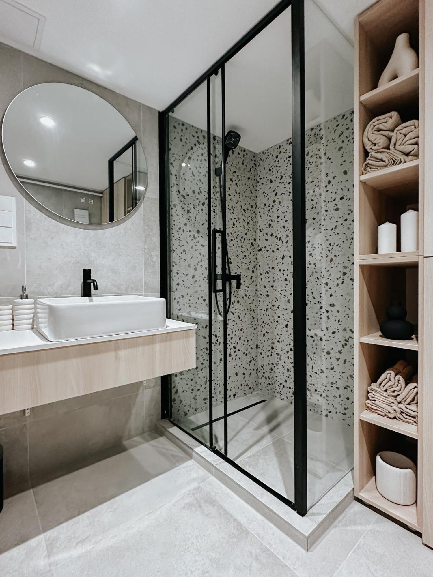 Jokai-j18 Three Bedroom Stylish Apartment *