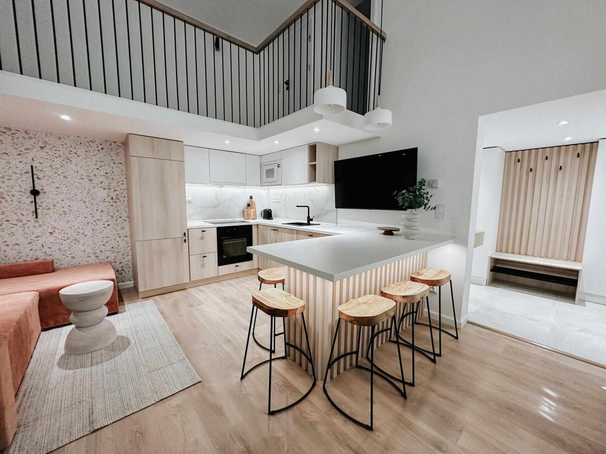 Jokai-j18 Three Bedroom Stylish Apartment